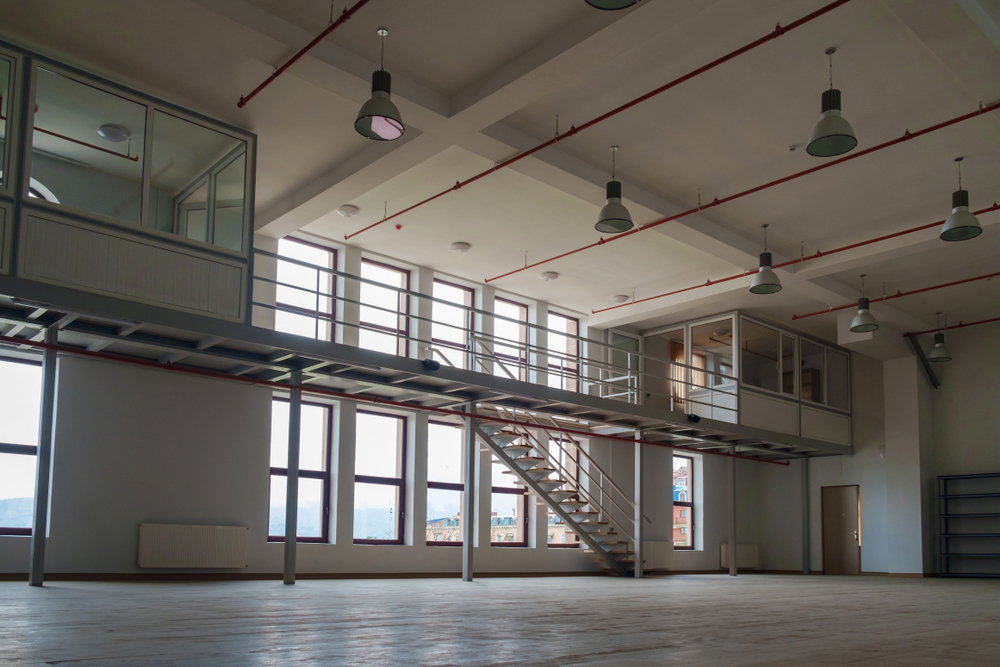 Mezzanine floor and office mezzanine in a warehouse