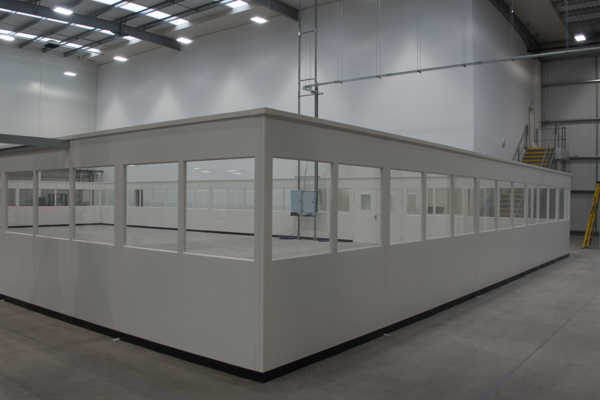 Double skin steel partitioning installation